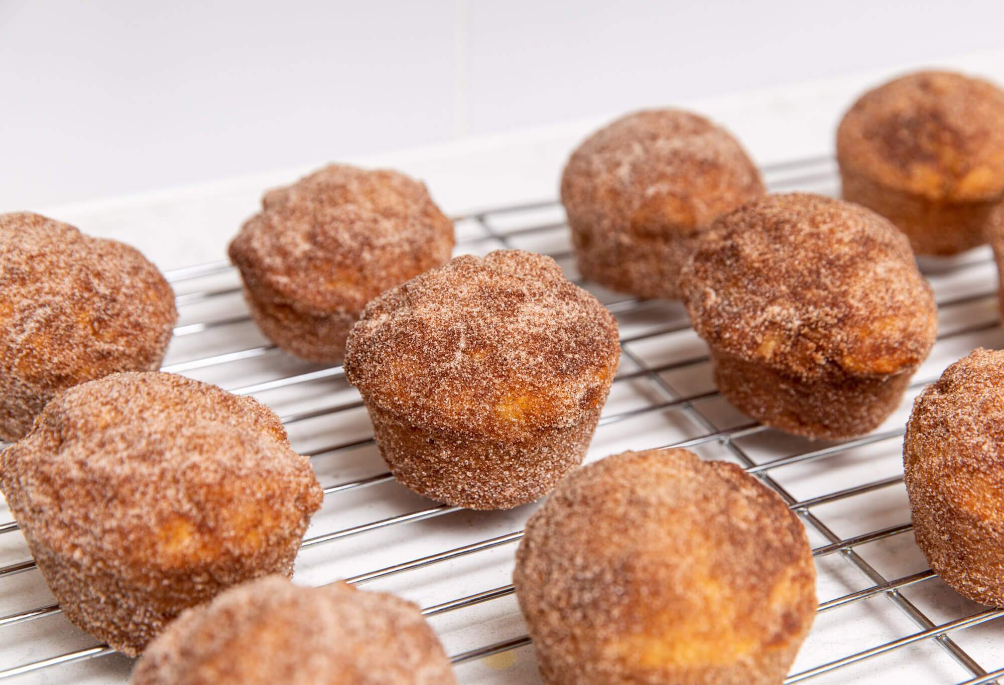 Doughnut muffins with cinnamon sugar