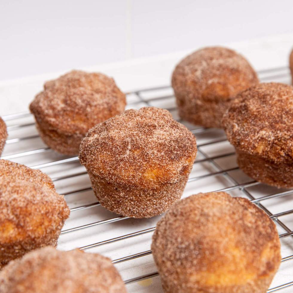 Doughnut muffins with cinnamon sugar